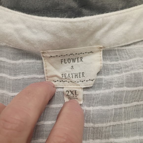 Flower & Feather Tunic Top Plus Size 2X White Sheer Sleeve V Neck - Picture 3 of 8